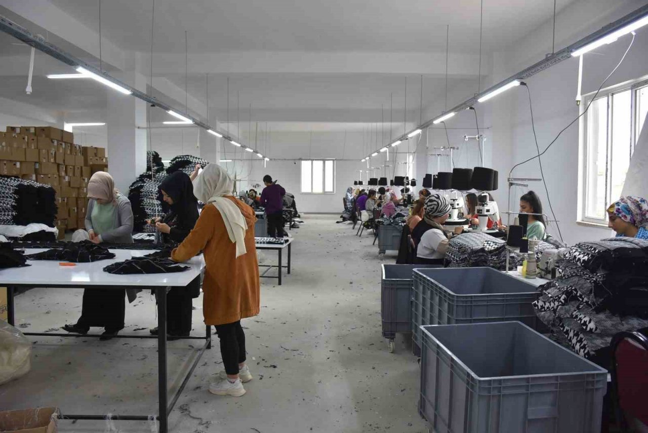 Siirt Belediyesi tekstil projeleri ile ilk etapta 240 kişi istihdam edildi