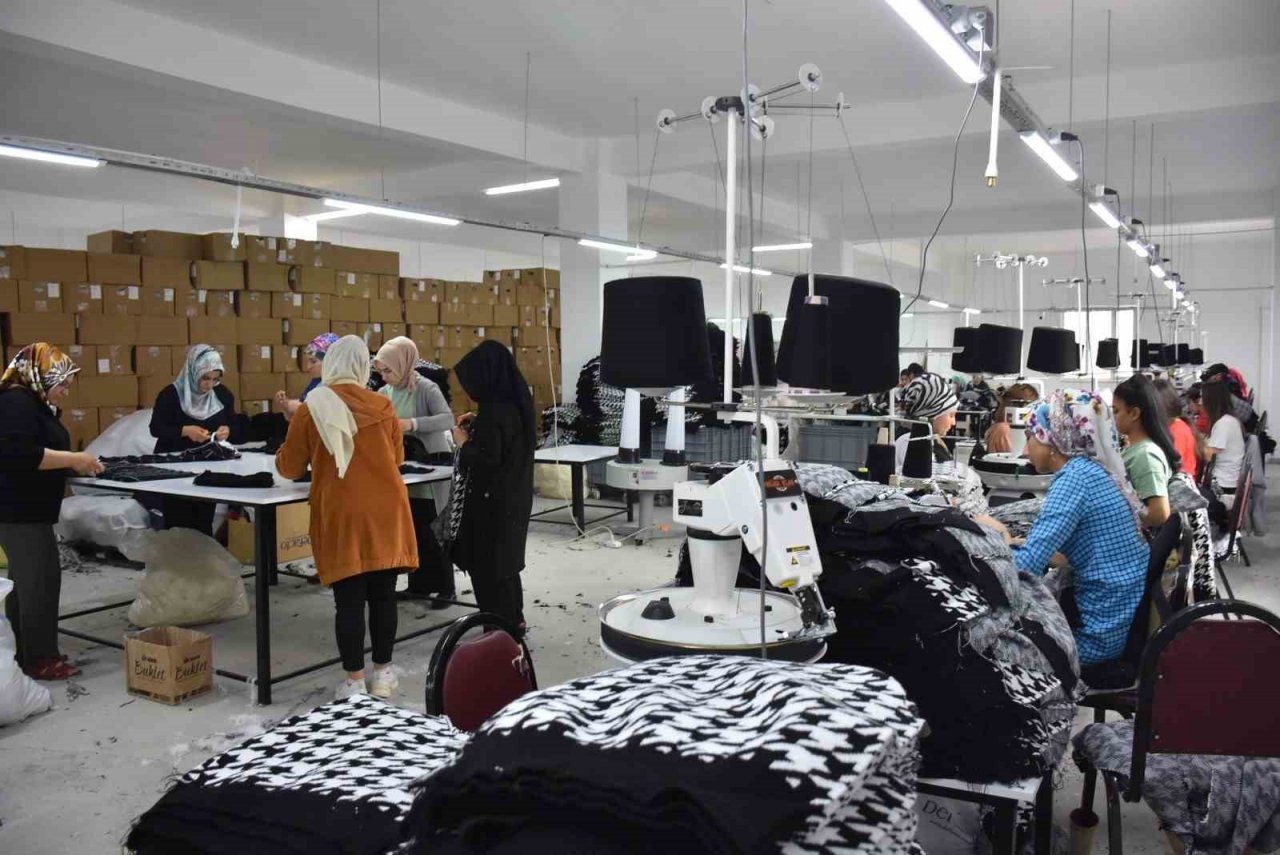 Siirt Belediyesi tekstil projeleri ile ilk etapta 240 kişi istihdam edildi