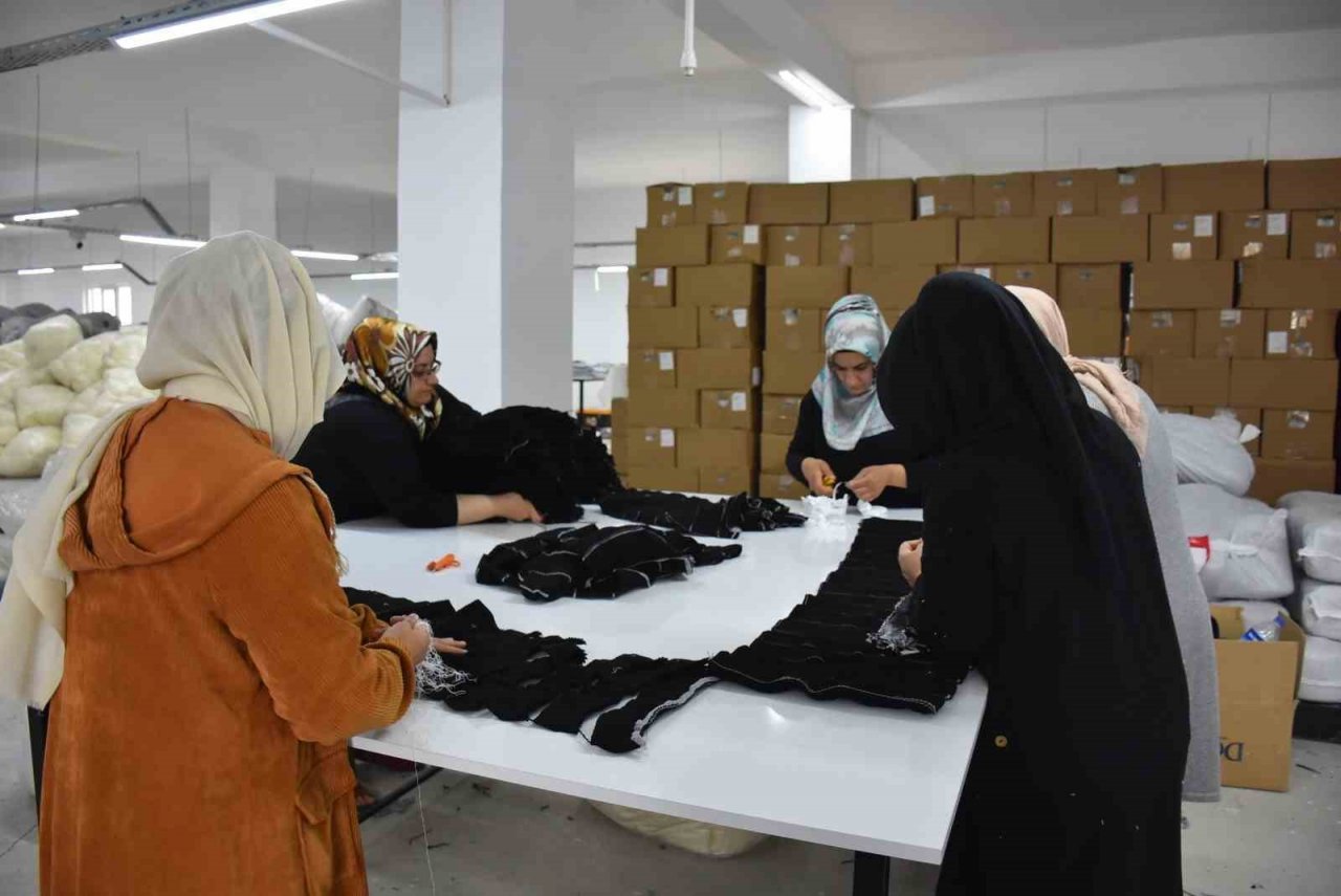 Siirt Belediyesi tekstil projeleri ile ilk etapta 240 kişi istihdam edildi