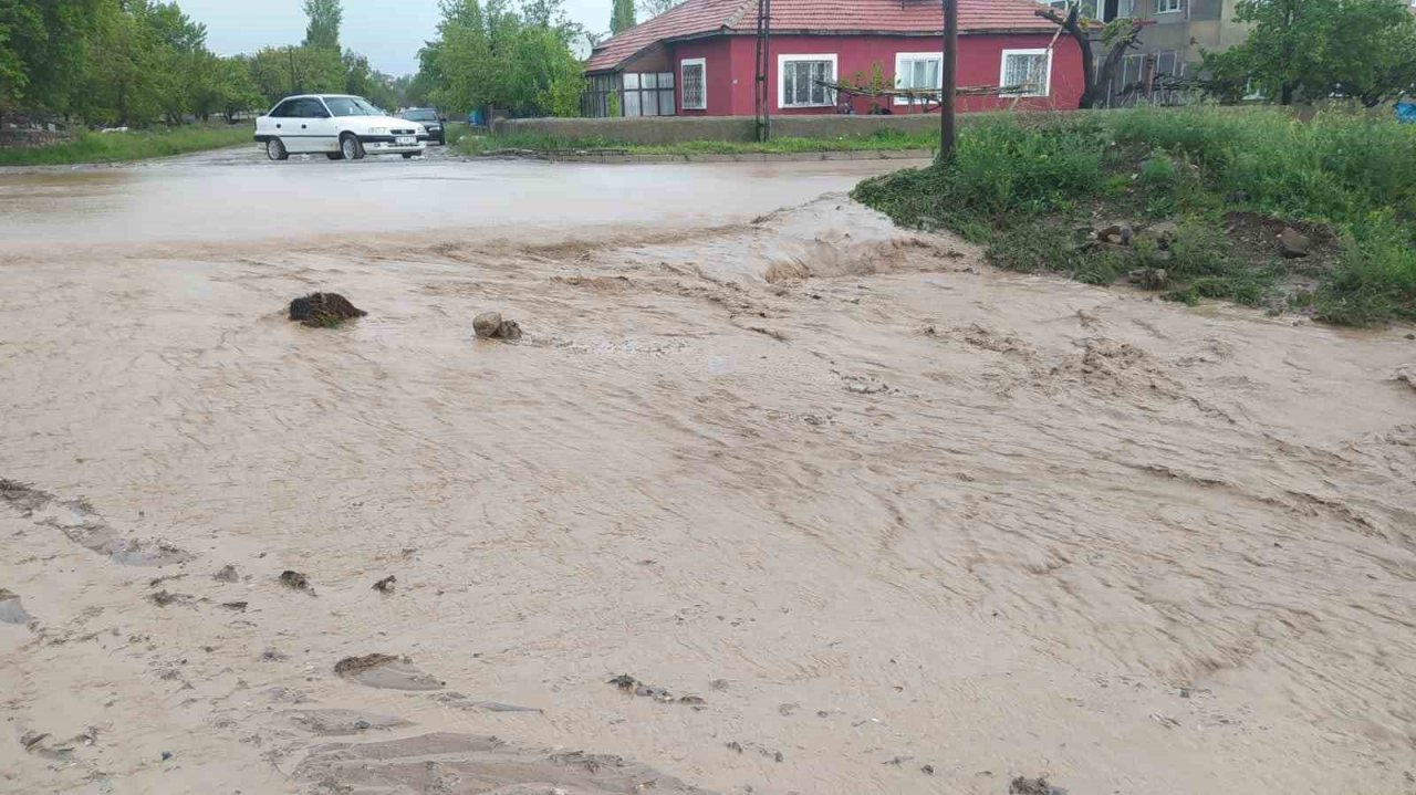 Gemerek’te sağanak yağmur etkili oldu