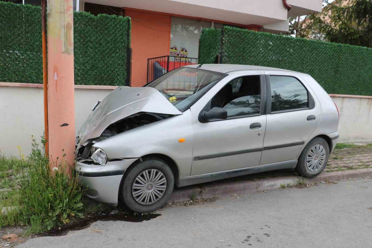 Otomobille hafif ticari çarpıştı: 2 kişi yaralandı