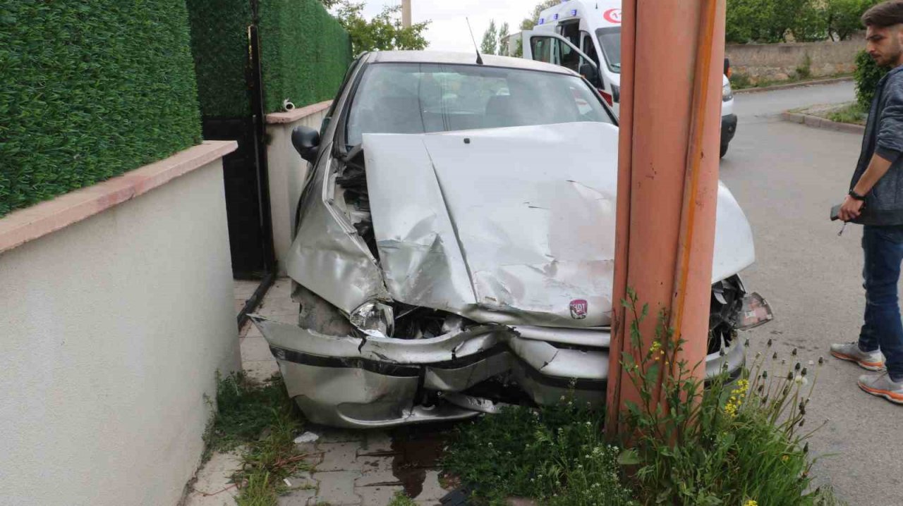 Otomobille hafif ticari çarpıştı: 2 kişi yaralandı