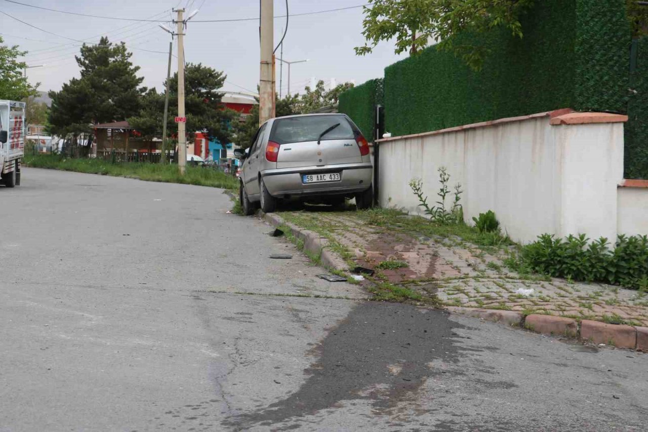 Otomobille hafif ticari çarpıştı: 2 kişi yaralandı