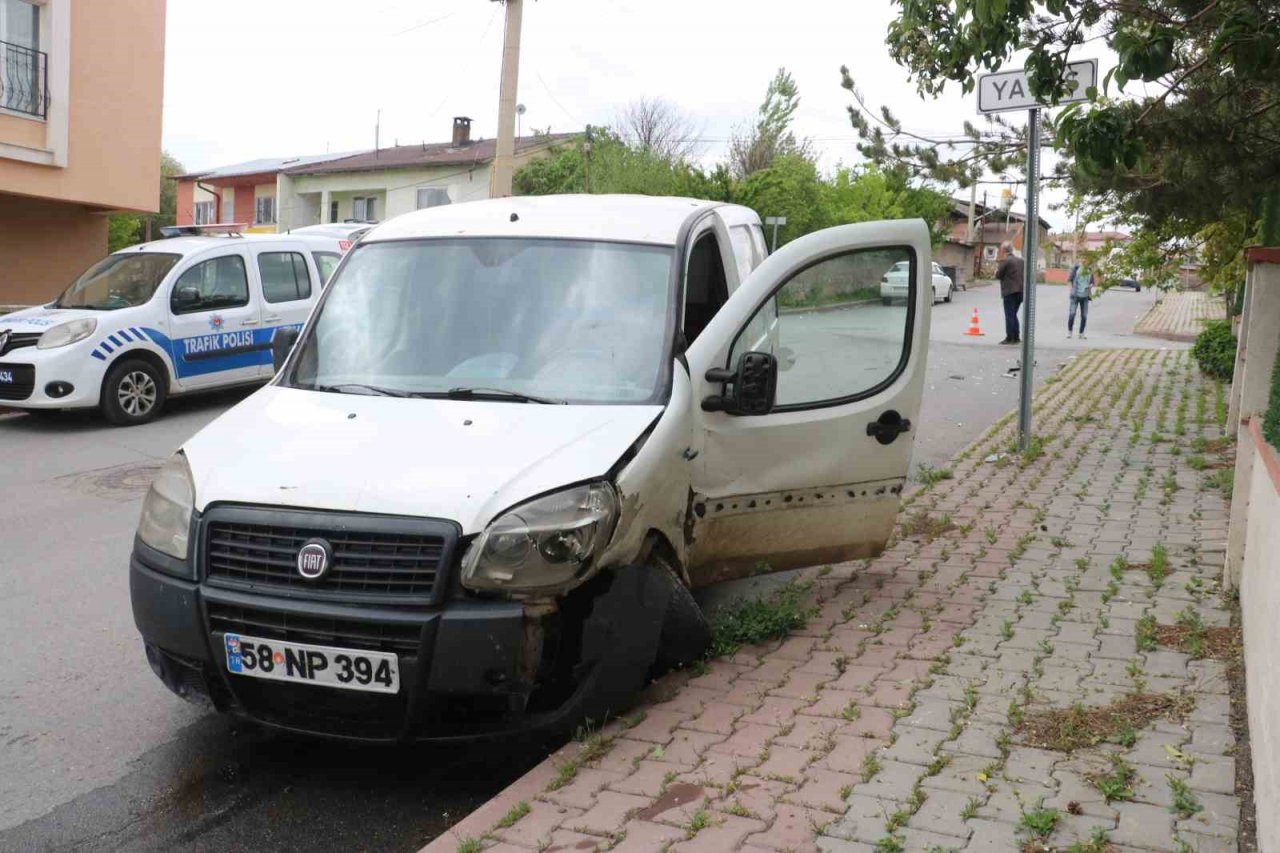Otomobille hafif ticari çarpıştı: 2 kişi yaralandı