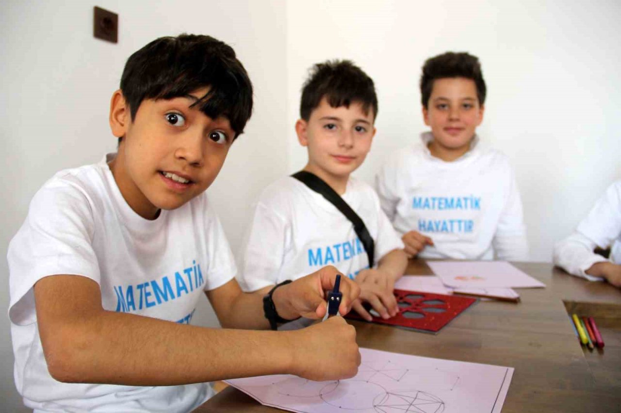 Tarihi konakta sanatla birlikte matematik öğreniyorlar