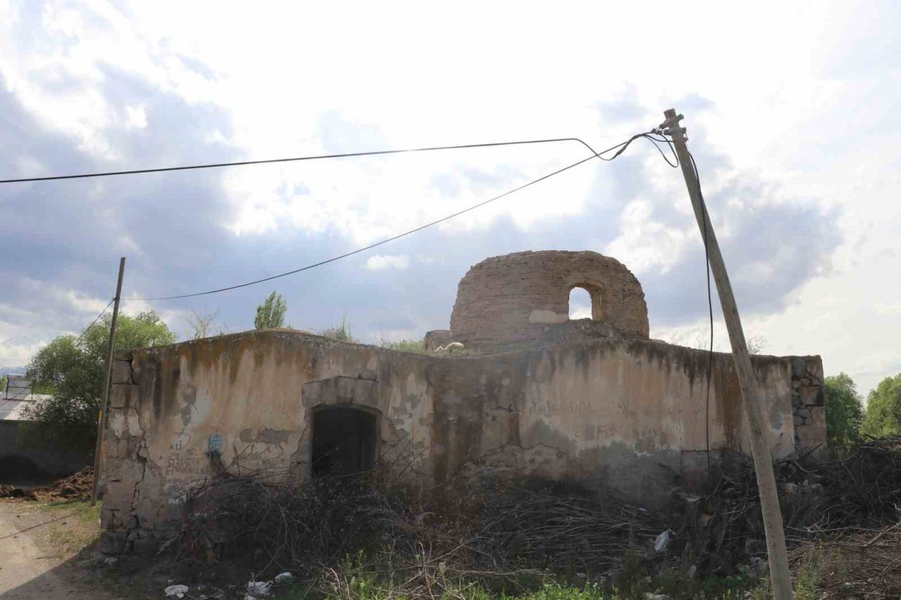 Tarihi “Ortaköy Hamamı”nın içler acısı hali vatandaşları üzüyor