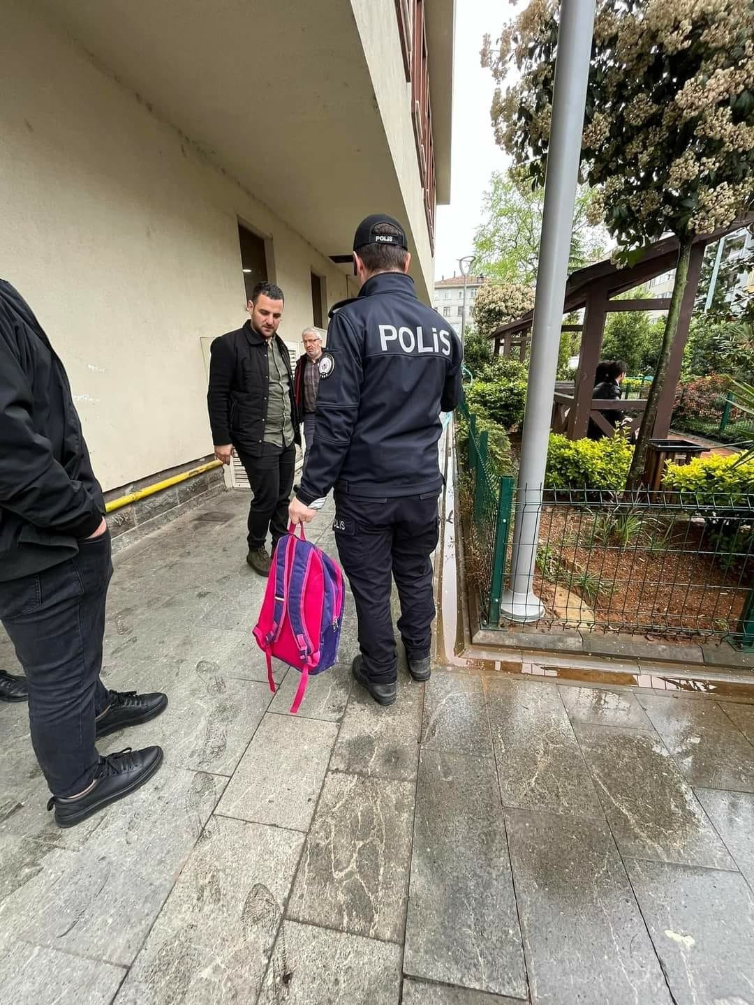 Çöp kutusundaki okul çantası paniğe neden oldu