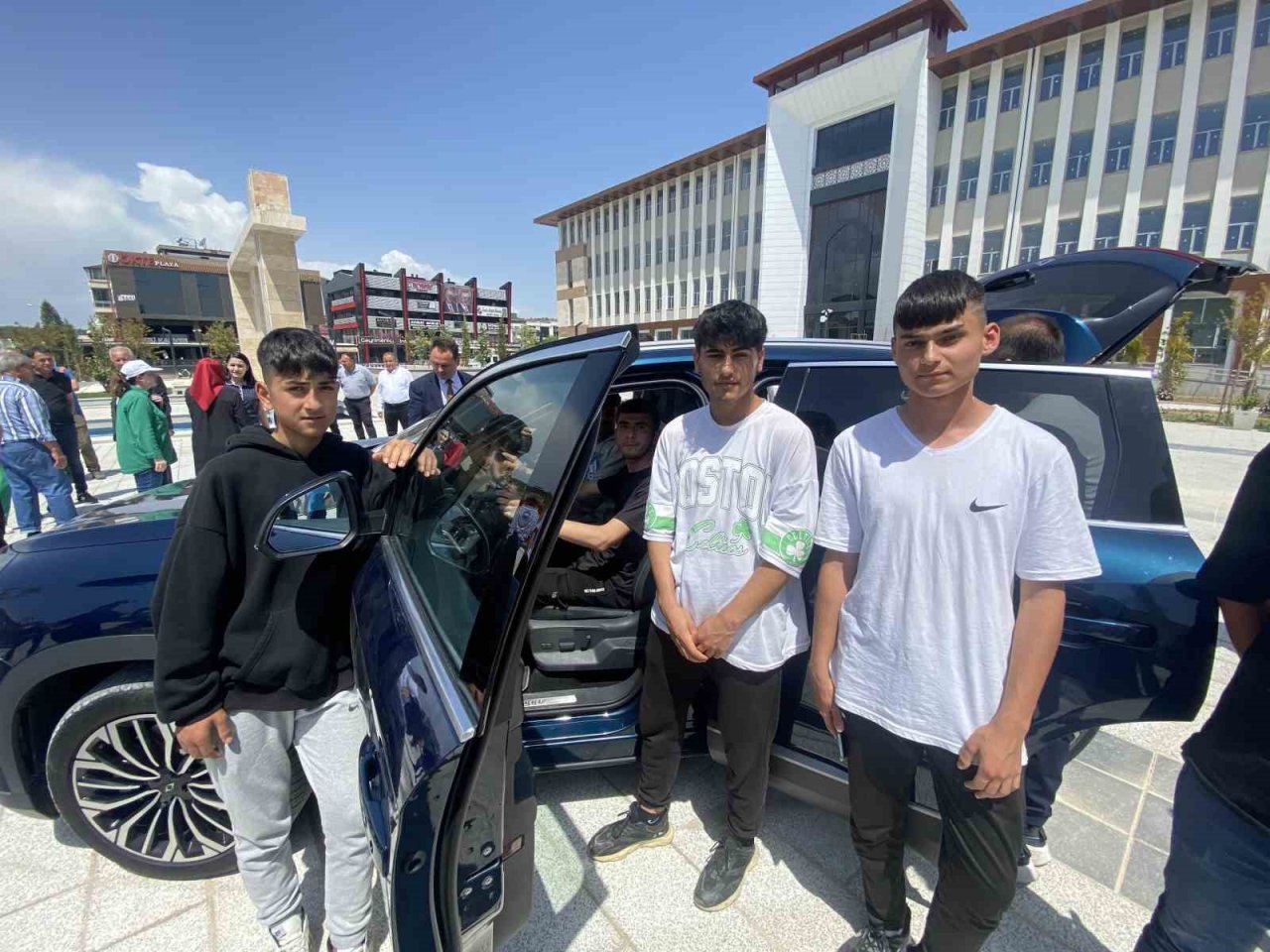 Togg’a gençler hayran kaldı, fotoğraf çekme yarışına girdi