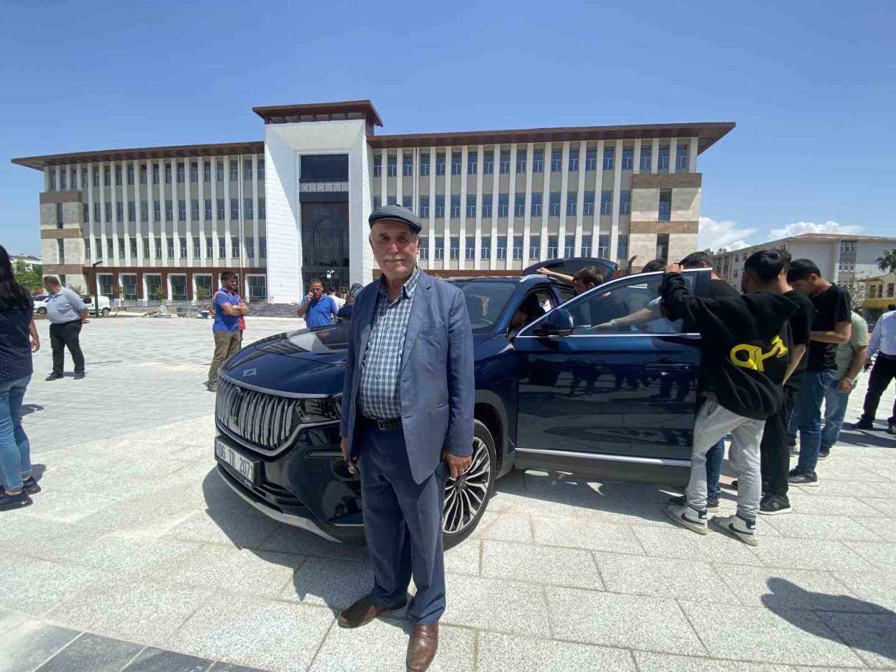 Togg’a gençler hayran kaldı, fotoğraf çekme yarışına girdi