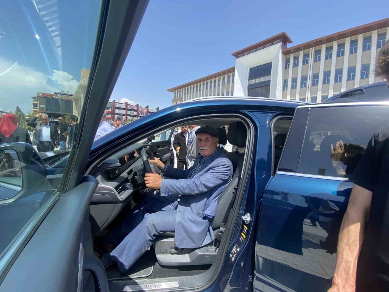 Togg’a gençler hayran kaldı, fotoğraf çekme yarışına girdi