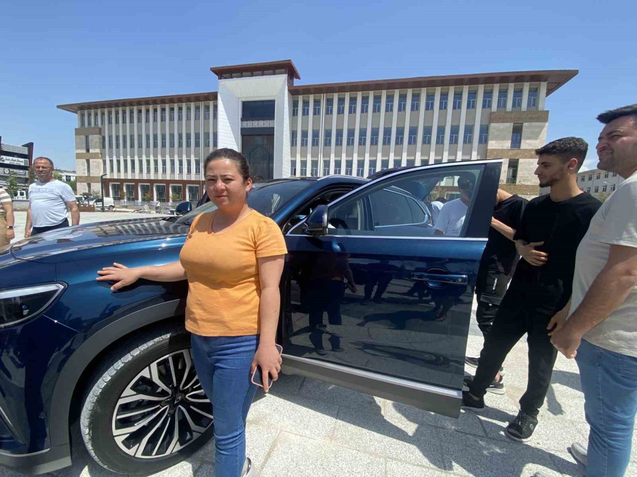 Togg’a gençler hayran kaldı, fotoğraf çekme yarışına girdi