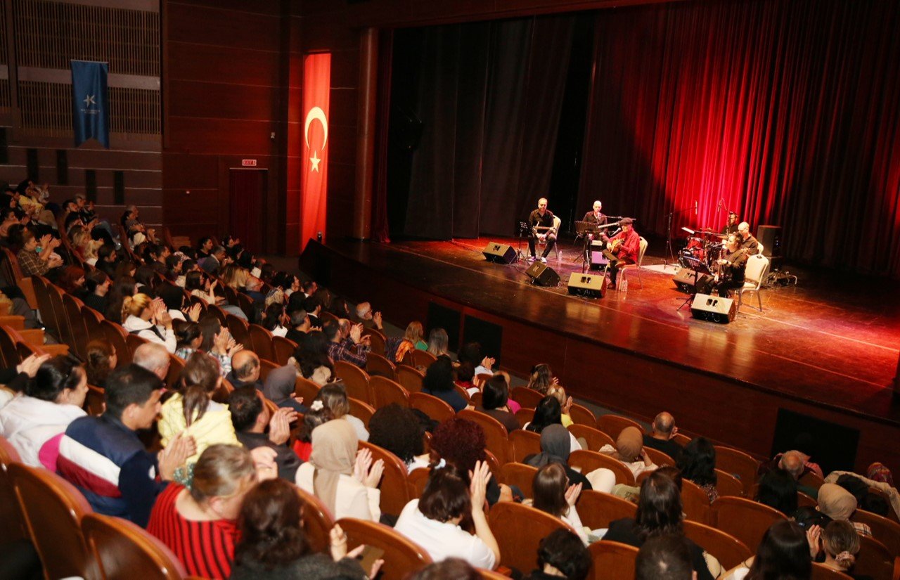 İlhan Şeşen Küçükçekmece’de hayranlarıyla buluştu