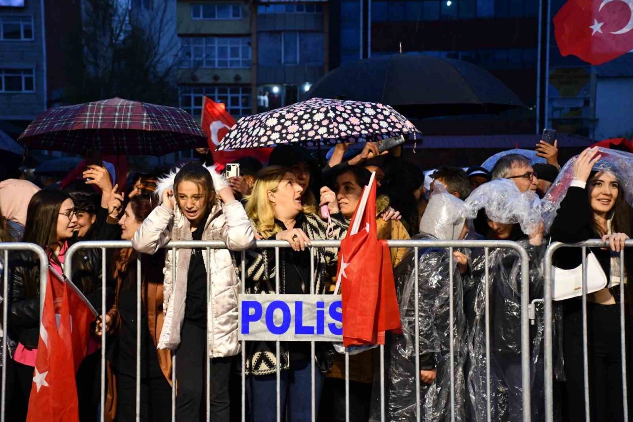 Ardahan’da sağanak yağışa rağmen Mustafa Özarslan coşkusu