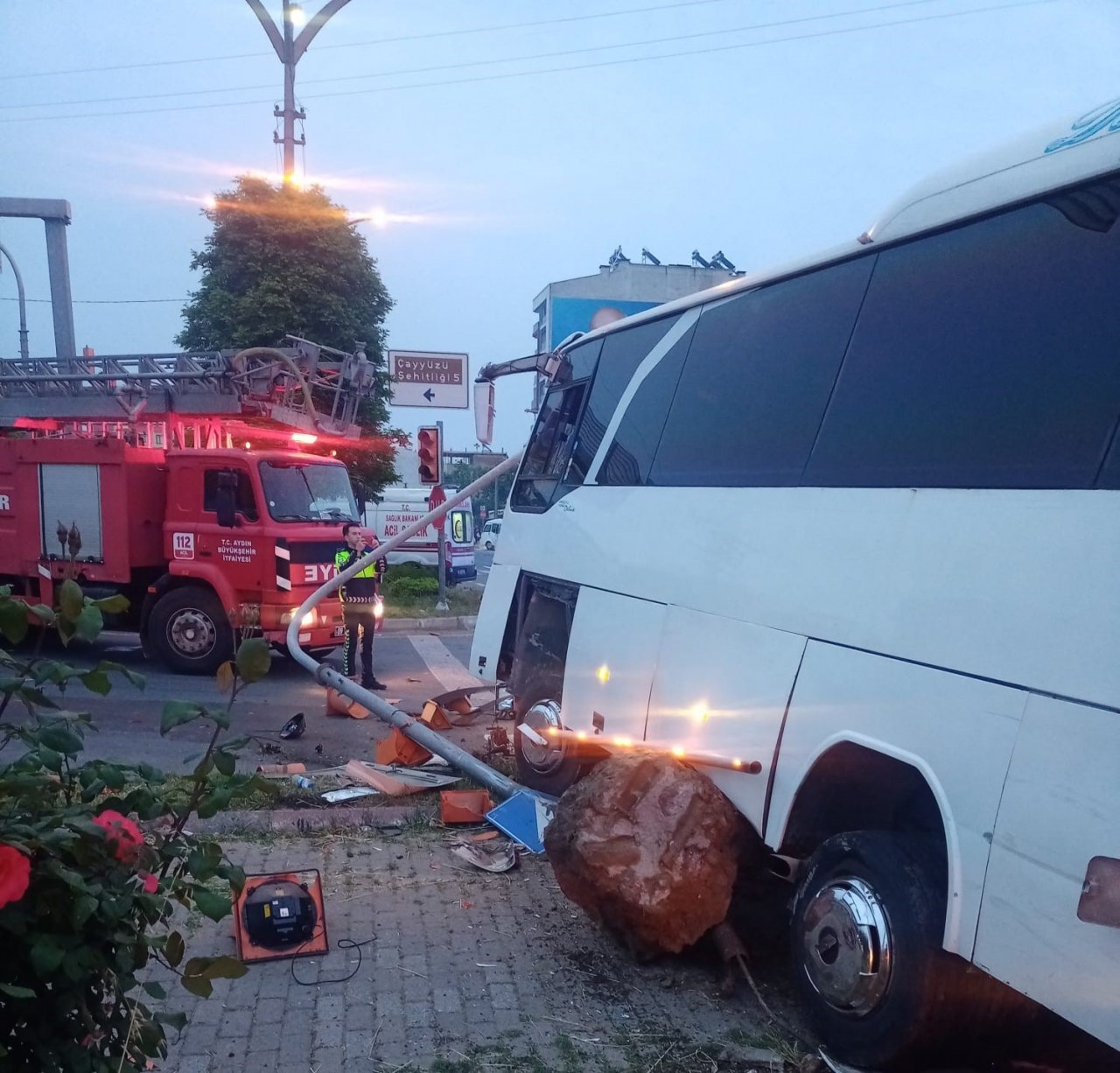 Yolcu minibüsü ile servis aracı çarpıştı: 3 yaralı