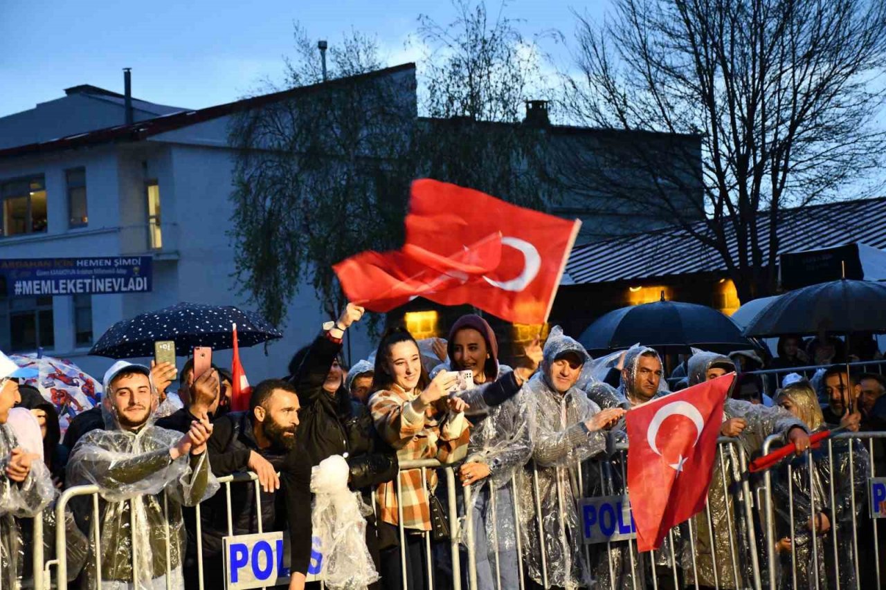 Ardahan’da sağanak yağışa rağmen Mustafa Özarslan coşkusu