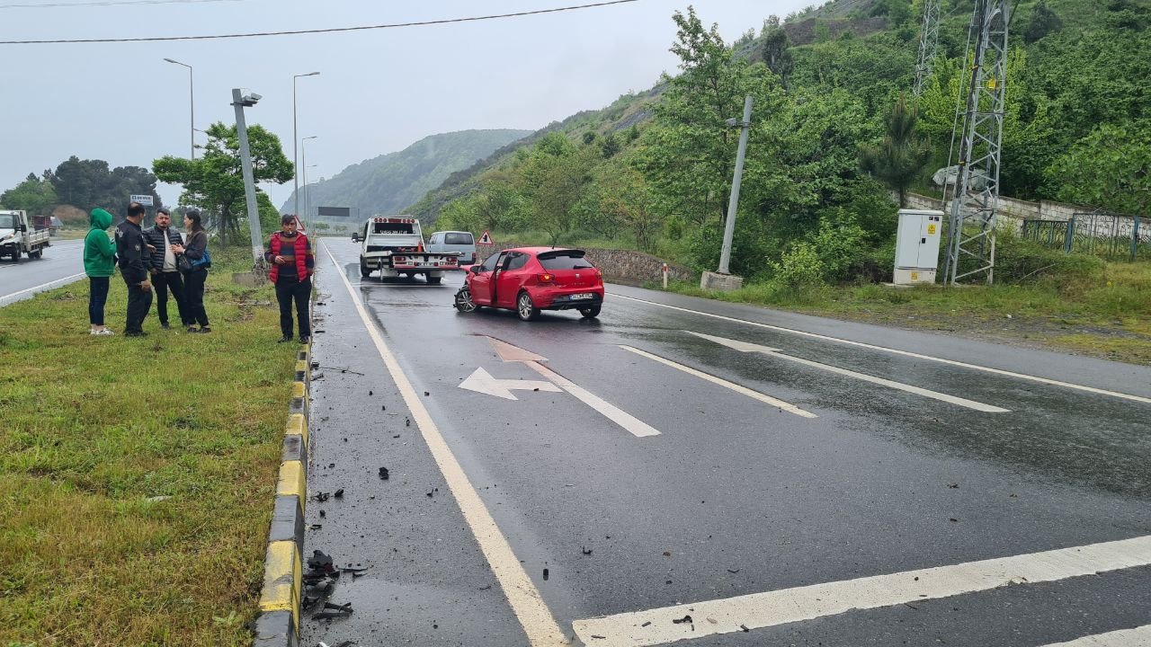 Lastiği patlayan otomobil bariyerlere çarptı