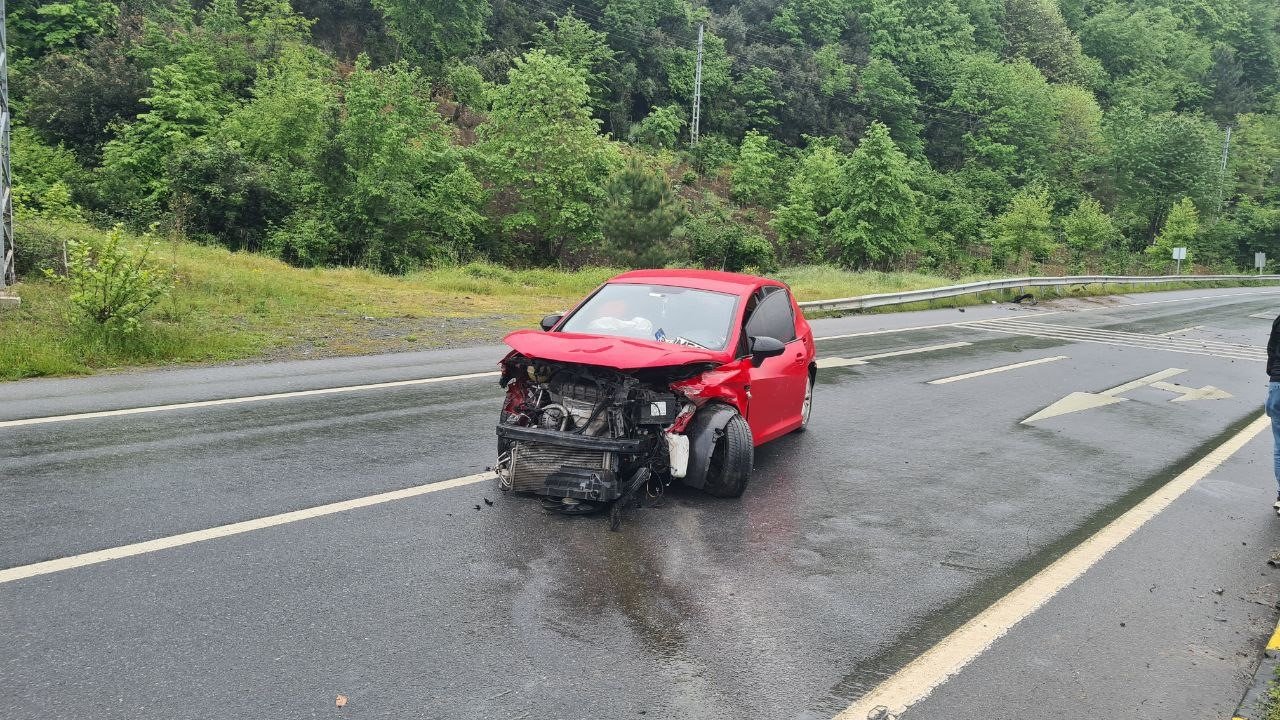 Lastiği patlayan otomobil bariyerlere çarptı