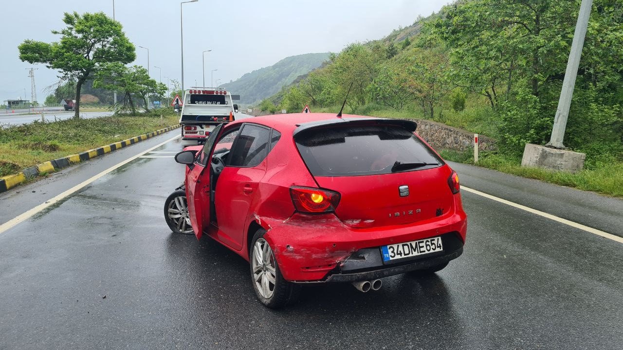 Lastiği patlayan otomobil bariyerlere çarptı