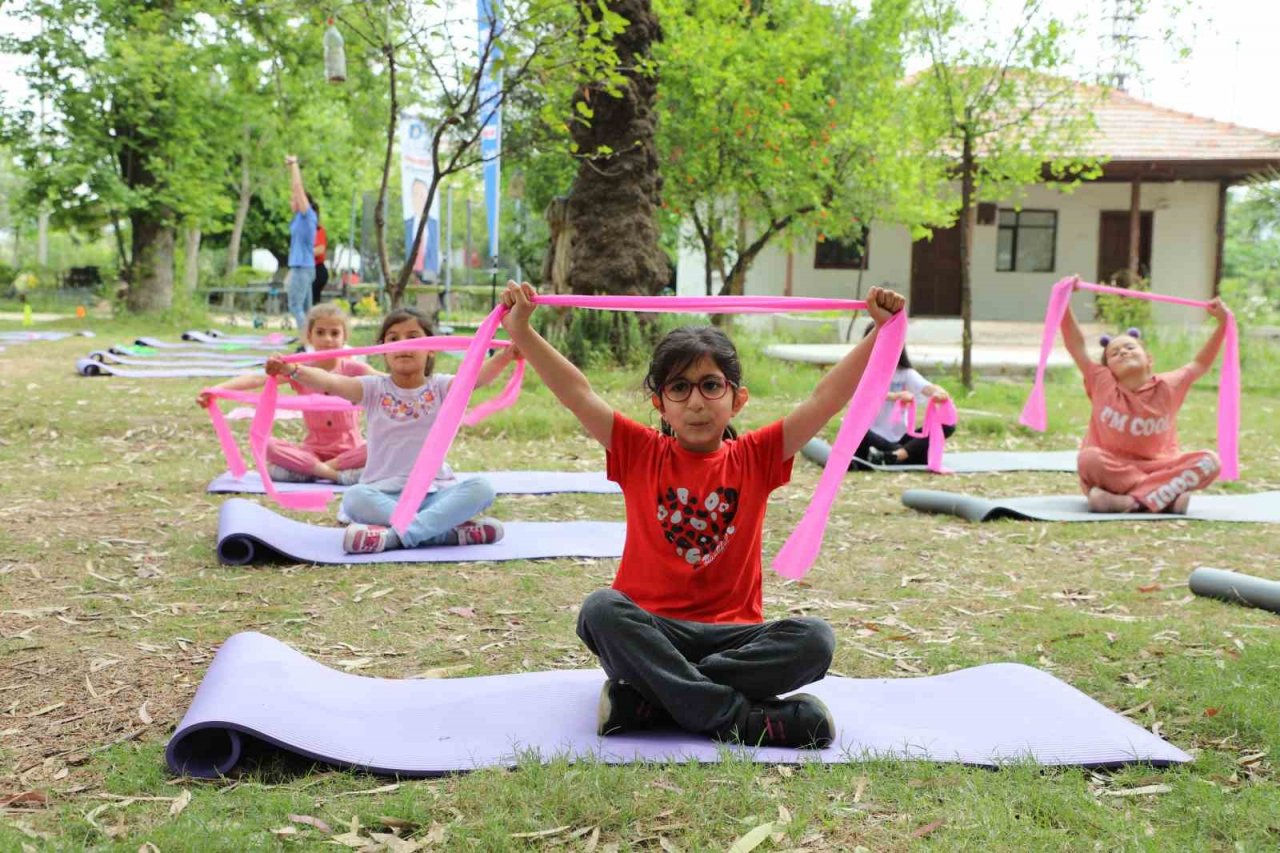 Anne ve çocuklar Zeytinpark’ta spor yaptı