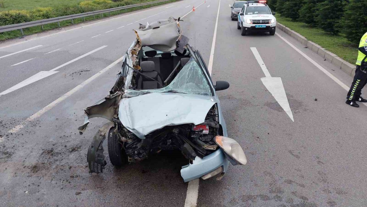 Oy kullanmak için memleketlerine giden ailenin aracı tıra çarptı: 1’i ağır 4 yaralı