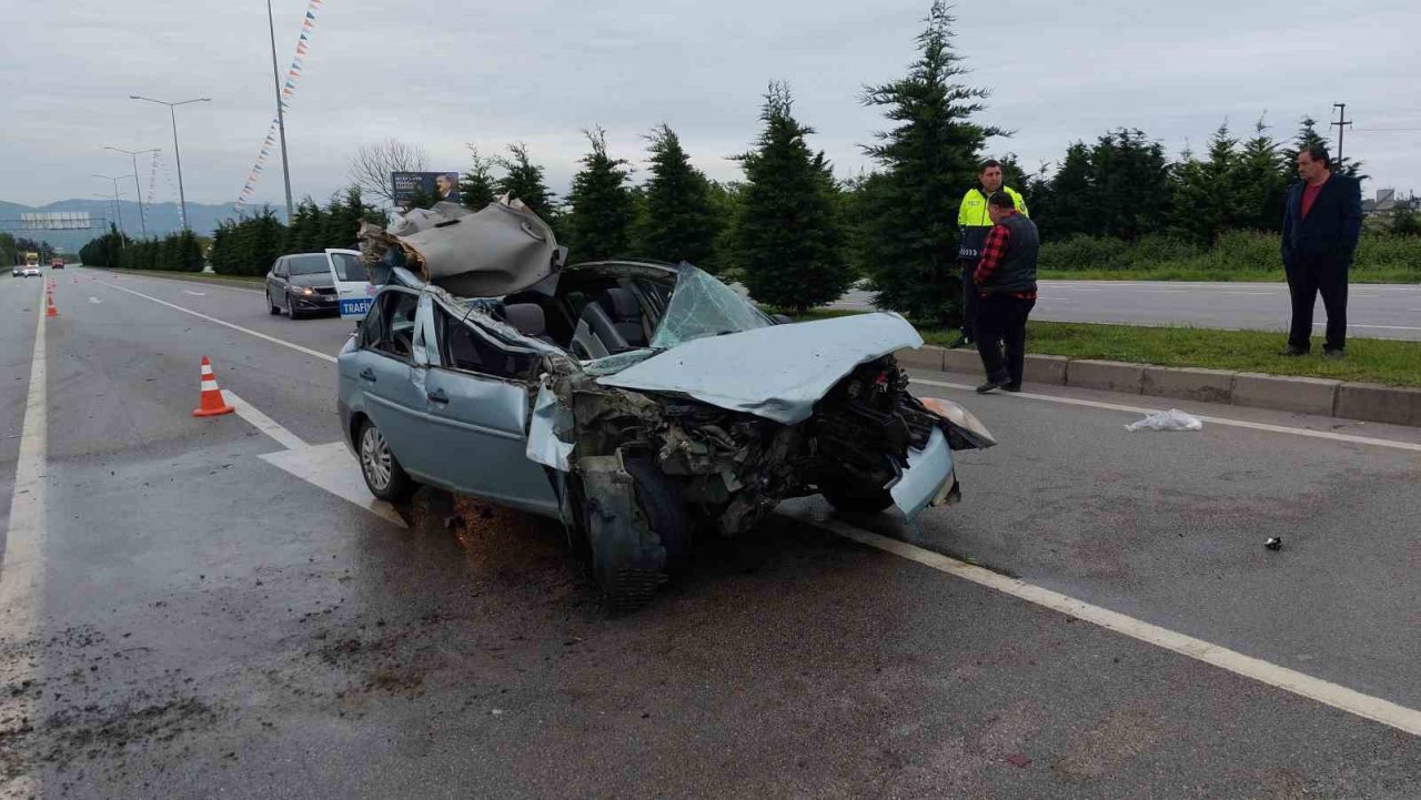 Oy kullanmak için memleketlerine giden ailenin aracı tıra çarptı: 1’i ağır 4 yaralı