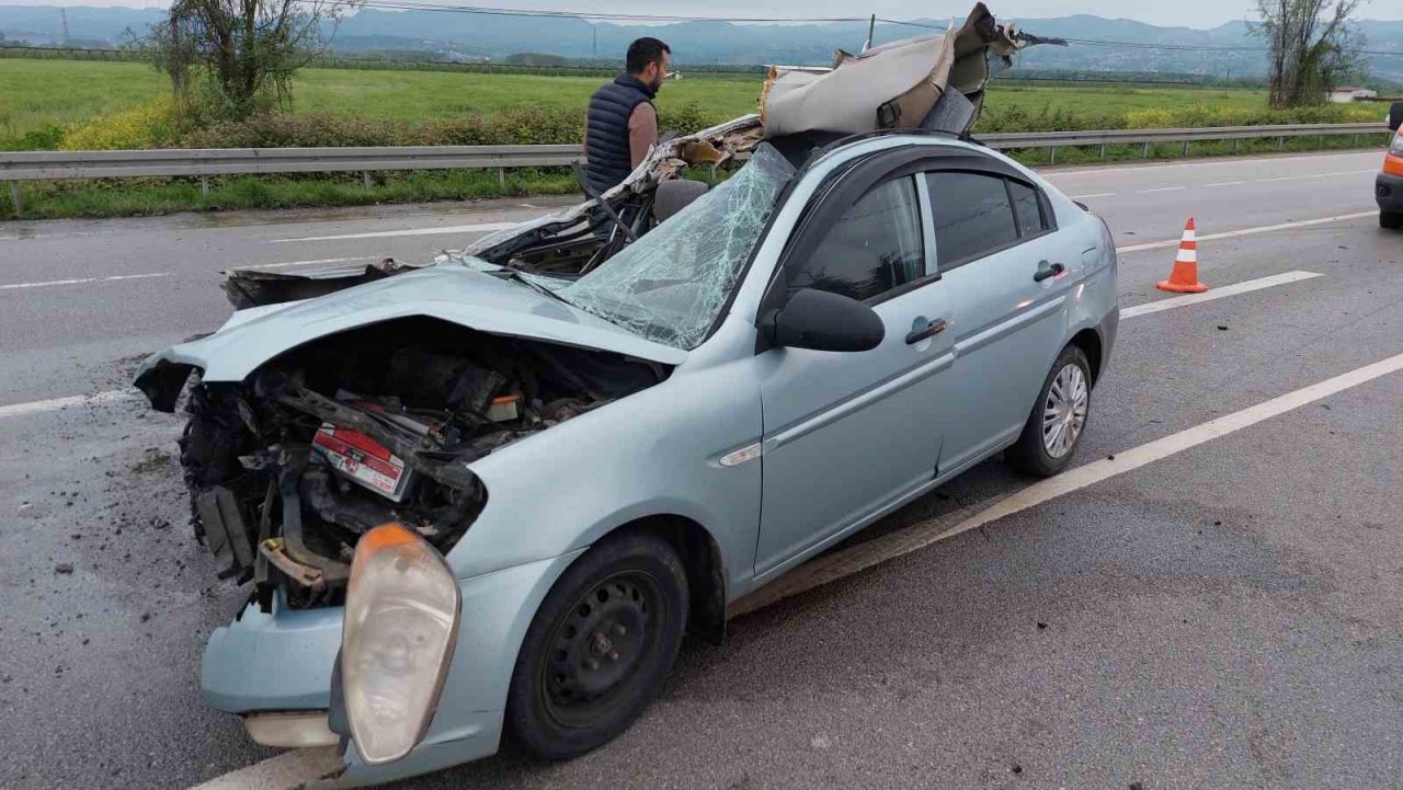 Oy kullanmak için memleketlerine giden ailenin aracı tıra çarptı: 1’i ağır 4 yaralı