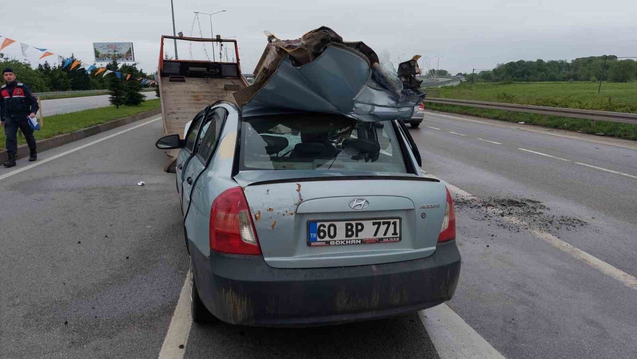 Oy kullanmak için memleketlerine giden ailenin aracı tıra çarptı: 1’i ağır 4 yaralı