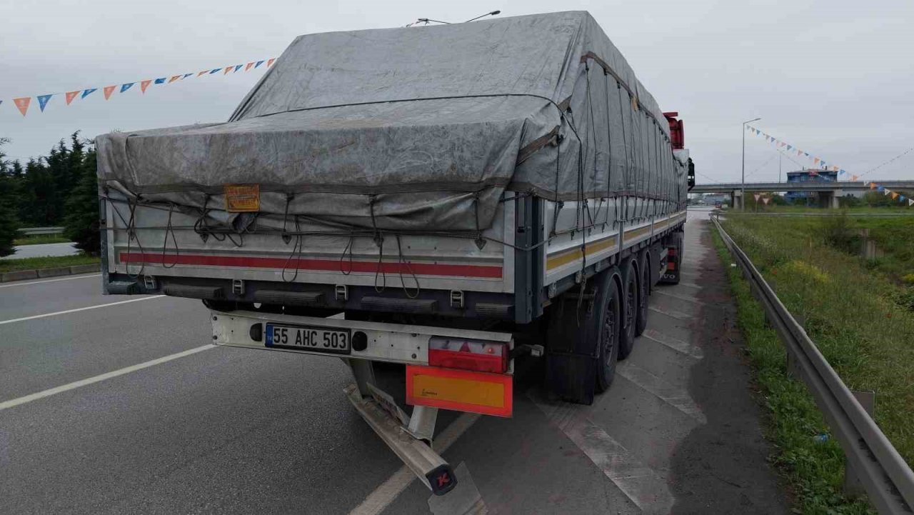 Oy kullanmak için memleketlerine giden ailenin aracı tıra çarptı: 1’i ağır 4 yaralı