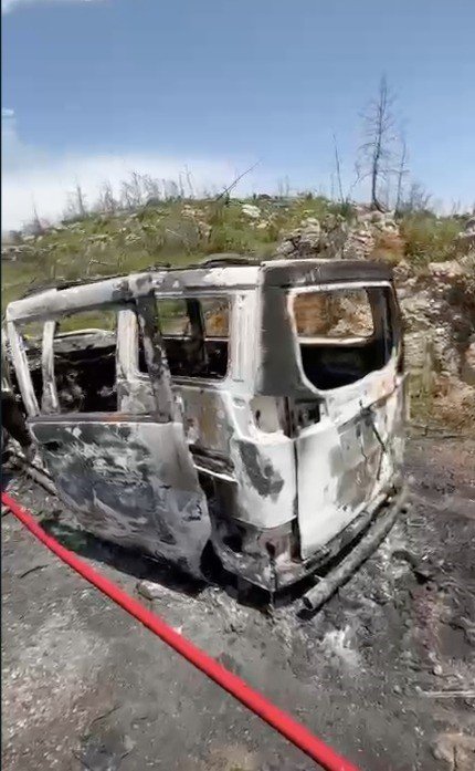 Dağ başında ilginç kazada yanan araç küle döndü