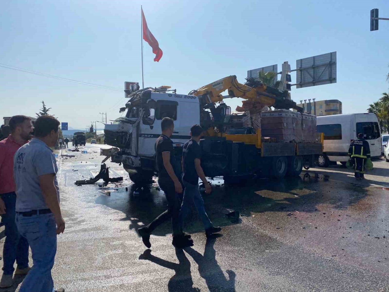 Tır, vinç ve kamyonetin karıştığı kazada 1 kişi yaralandı