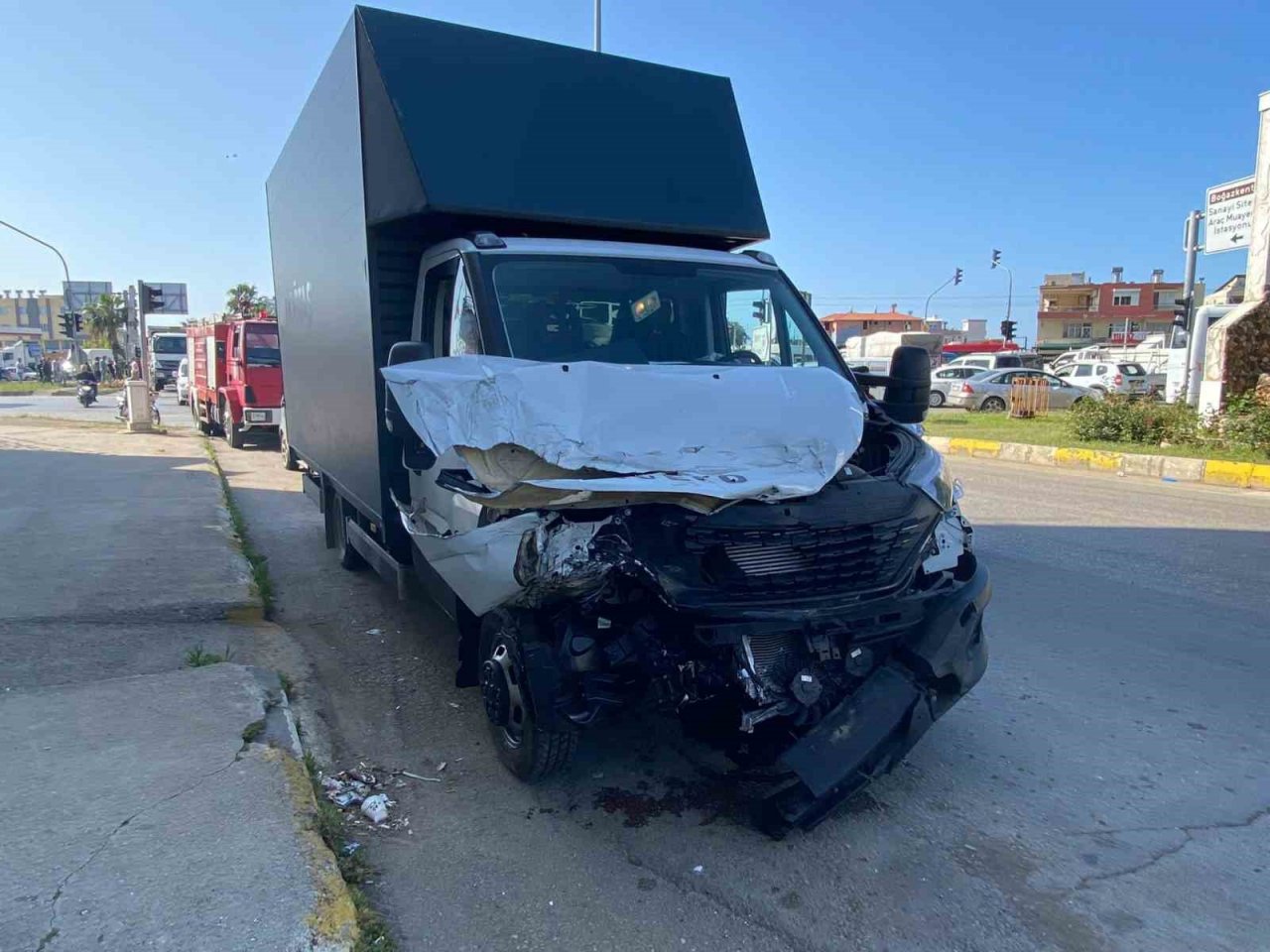 Tır, vinç ve kamyonetin karıştığı kazada 1 kişi yaralandı