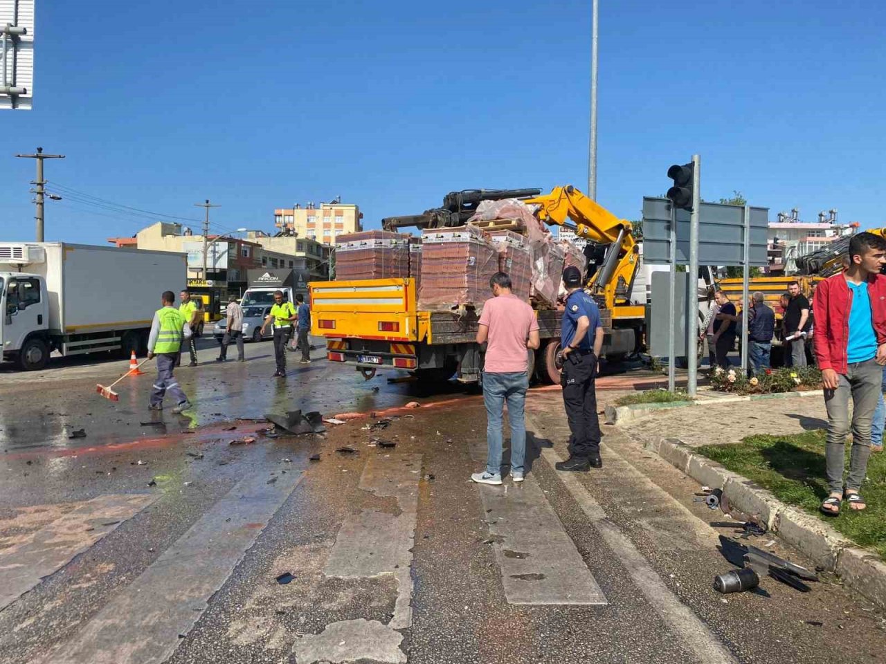 Tır, vinç ve kamyonetin karıştığı kazada 1 kişi yaralandı