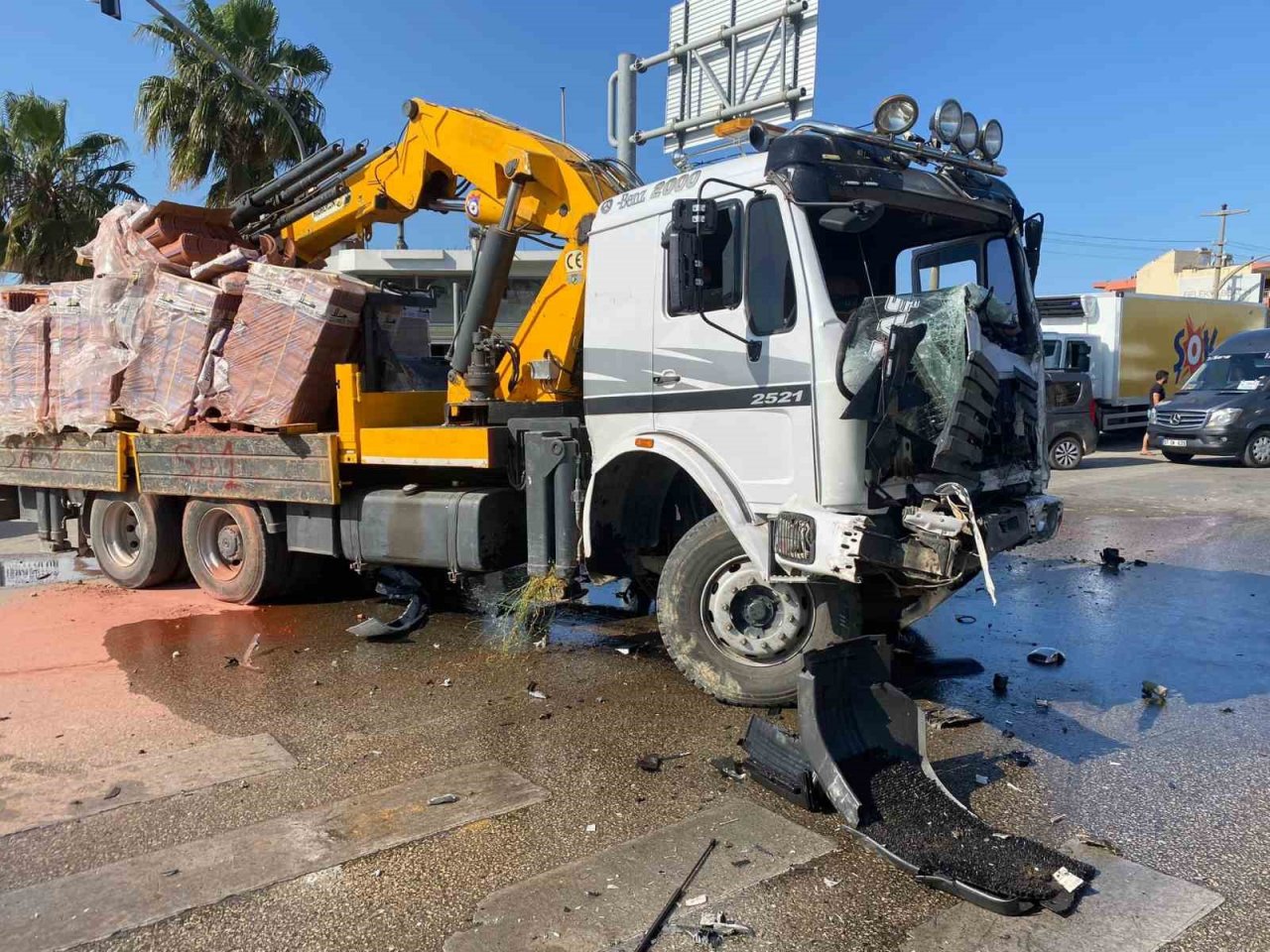 Tır, vinç ve kamyonetin karıştığı kazada 1 kişi yaralandı