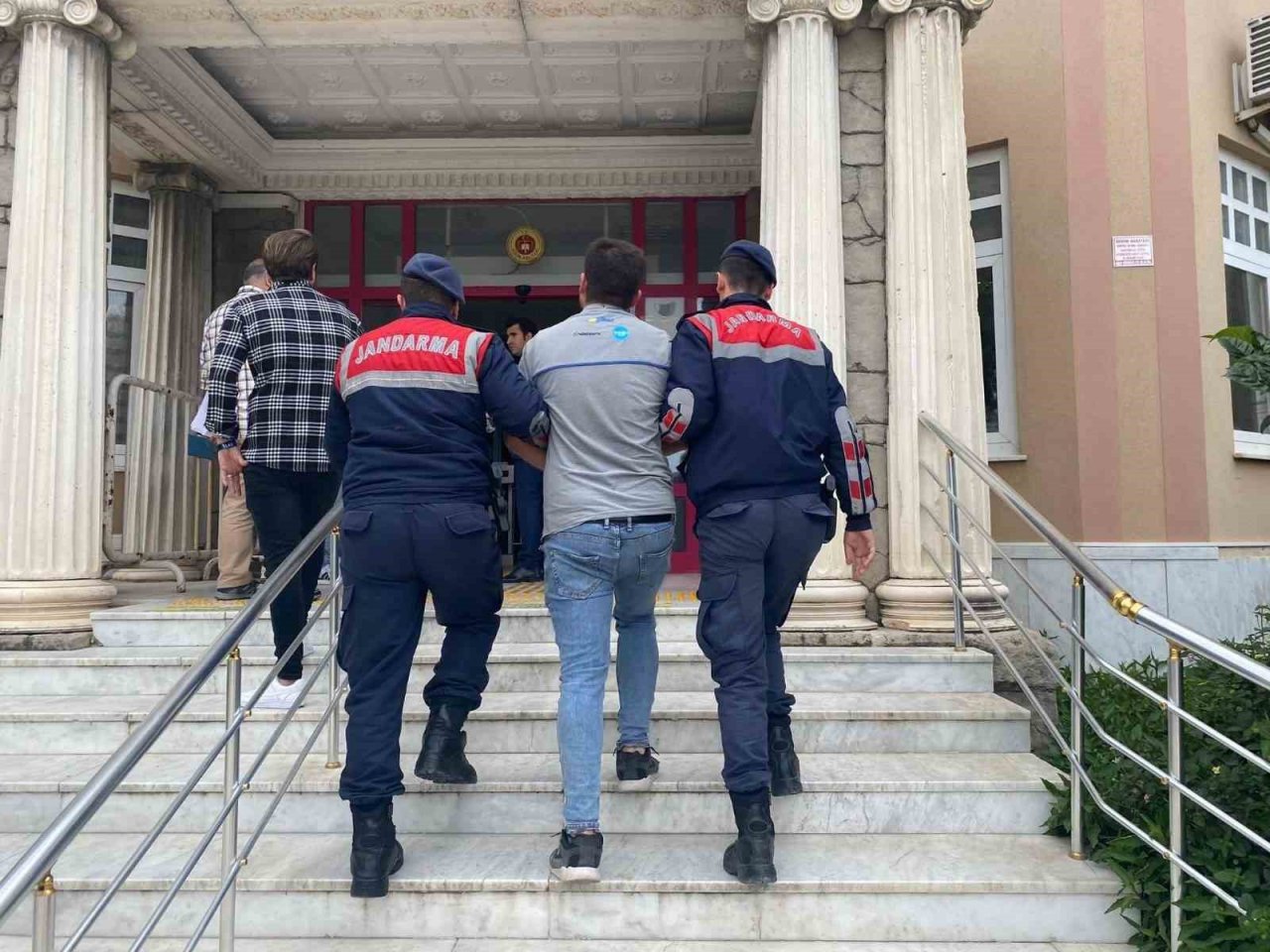 Aranan şahıslar Jandarma tarafından yakalandı