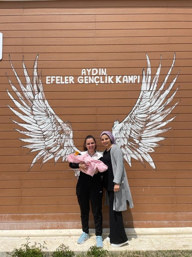 Gençlik Kampı’nda kalan depremzede ailenin bebek mutluluğu