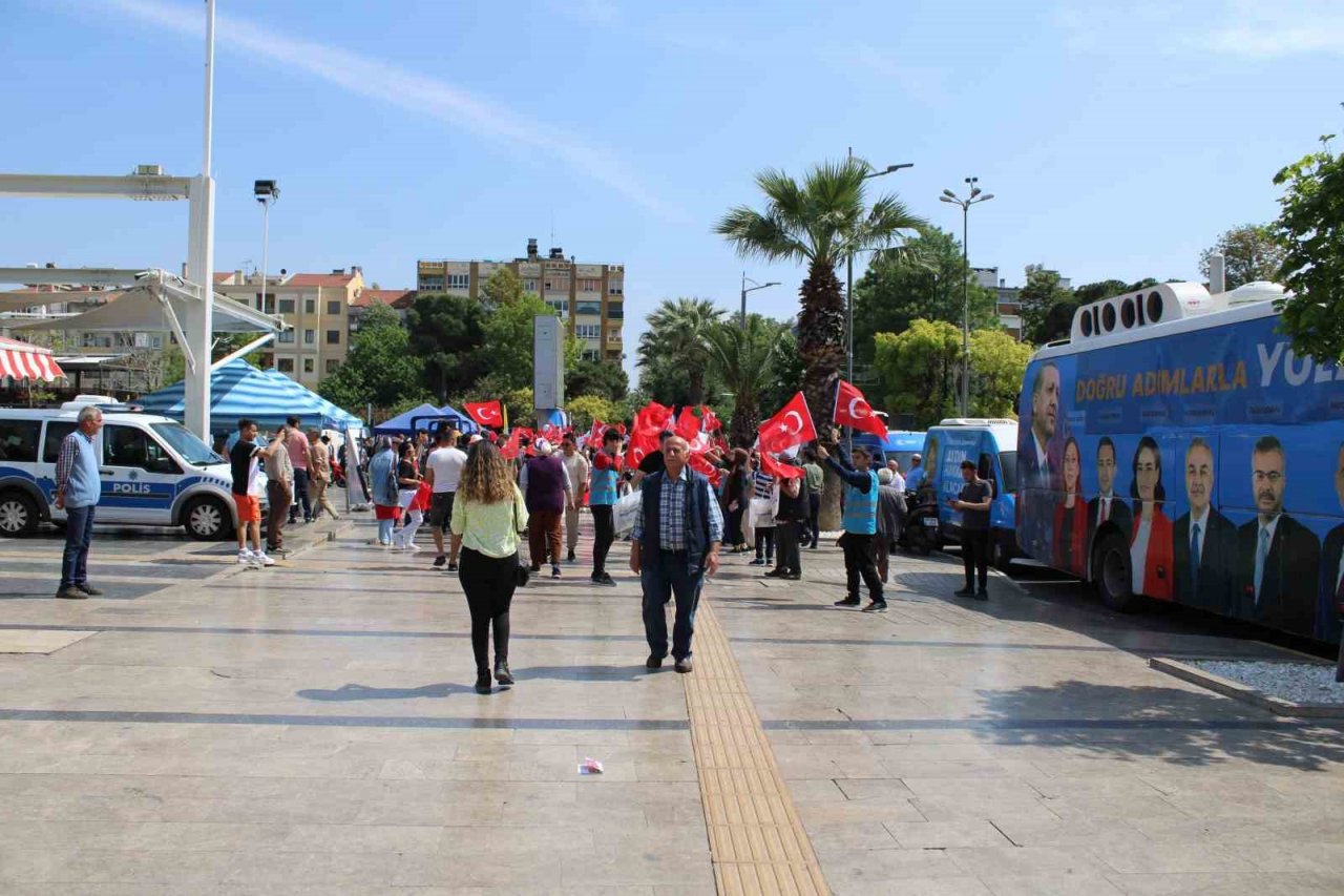 Yasaklara saatler kala meydanlarda seçim hareketliliği