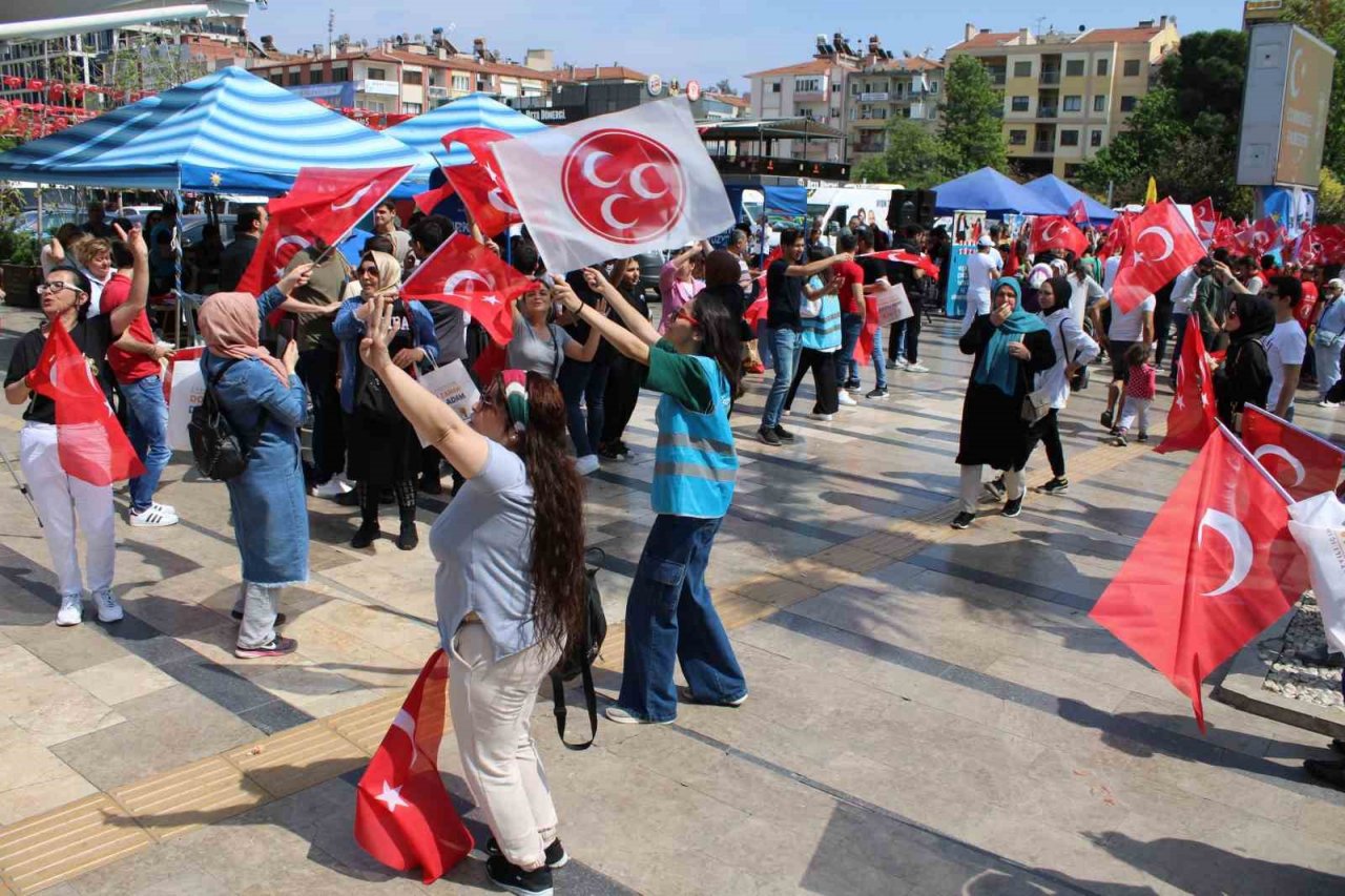 Yasaklara saatler kala meydanlarda seçim hareketliliği