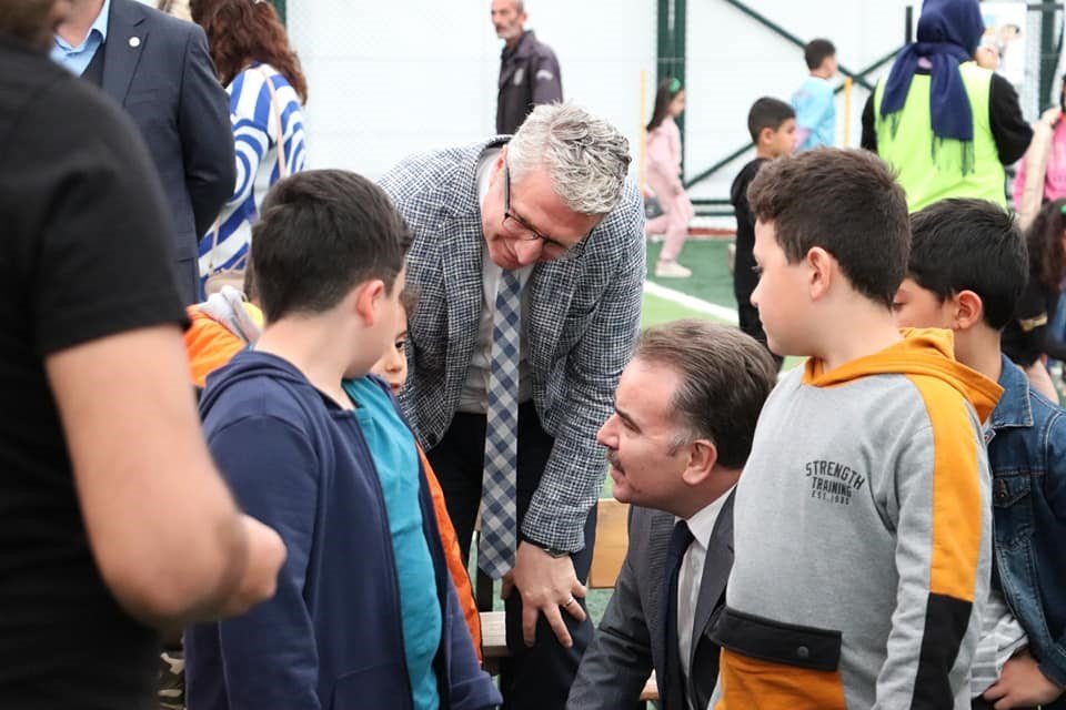 Edremit’te depremzede öğrencilere çocuk şenliği