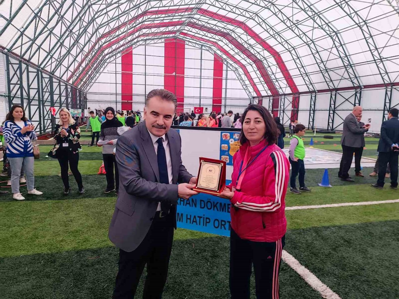 Edremit’te depremzede öğrencilere çocuk şenliği