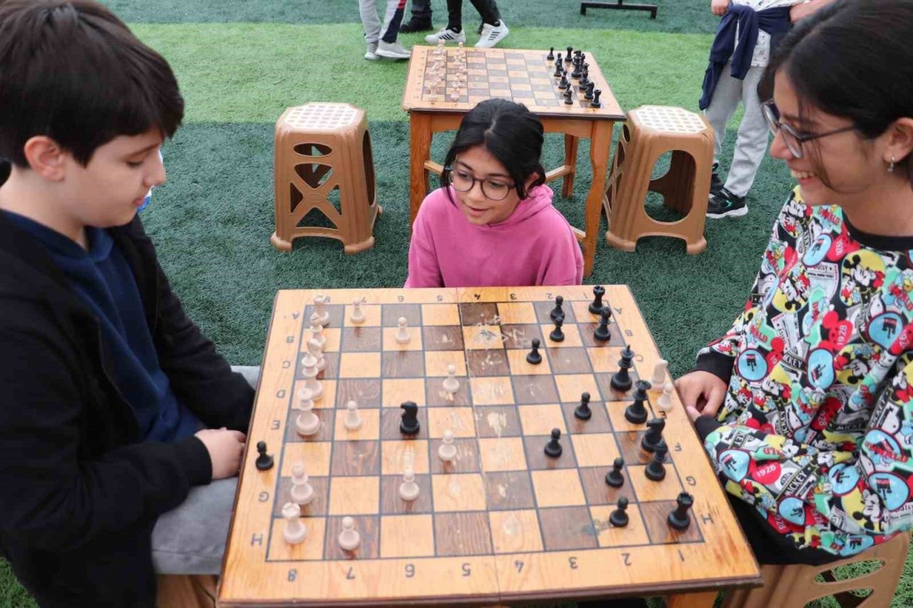 Edremit’te depremzede öğrencilere çocuk şenliği