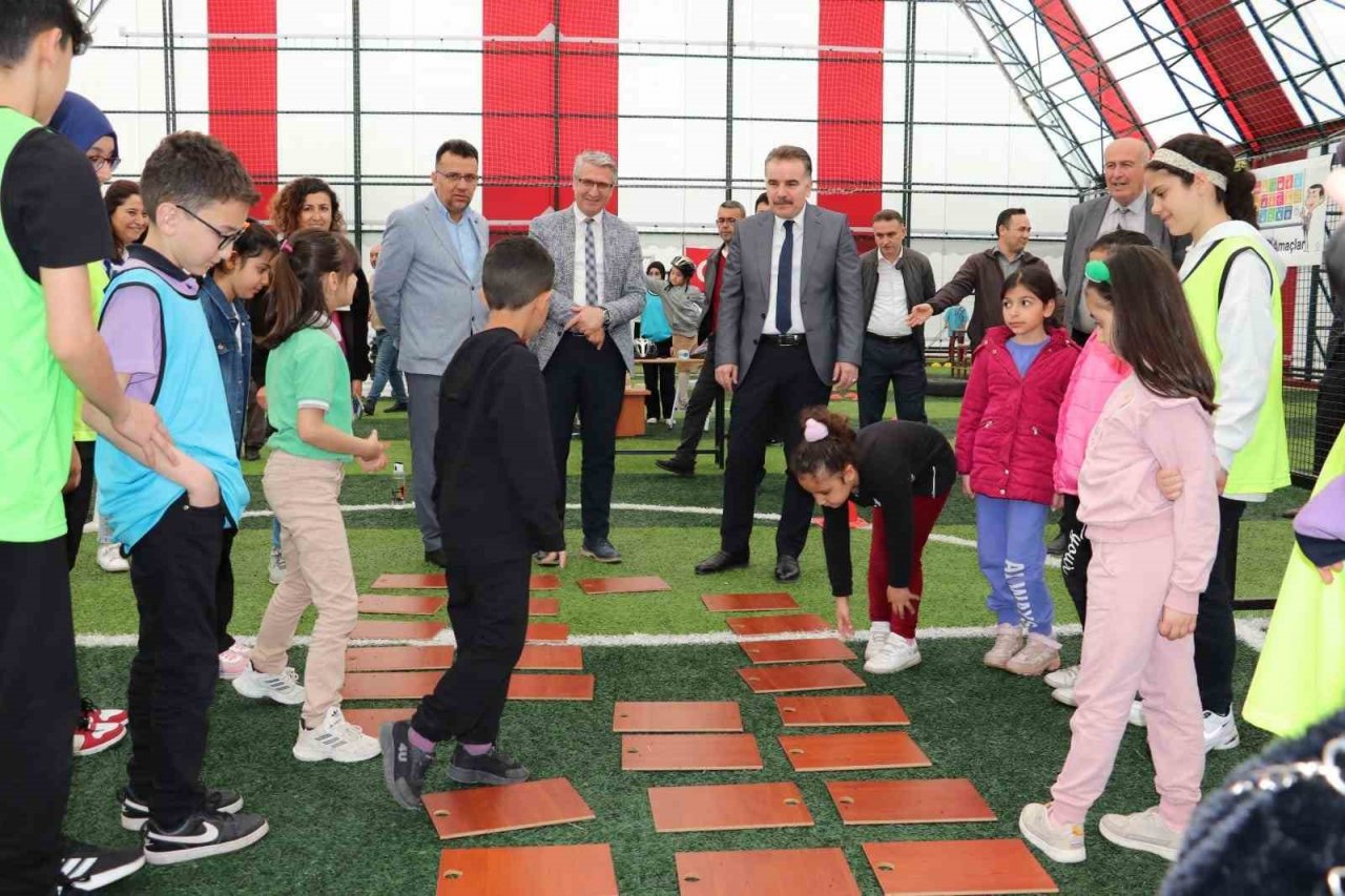 Edremit’te depremzede öğrencilere çocuk şenliği