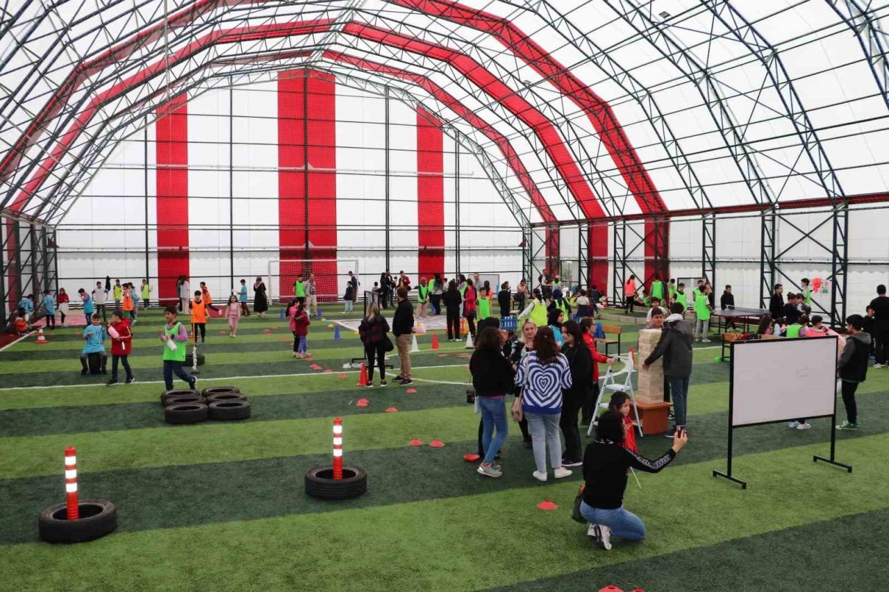 Edremit’te depremzede öğrencilere çocuk şenliği