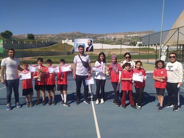 Küçük sporculardan teniste büyük başarı