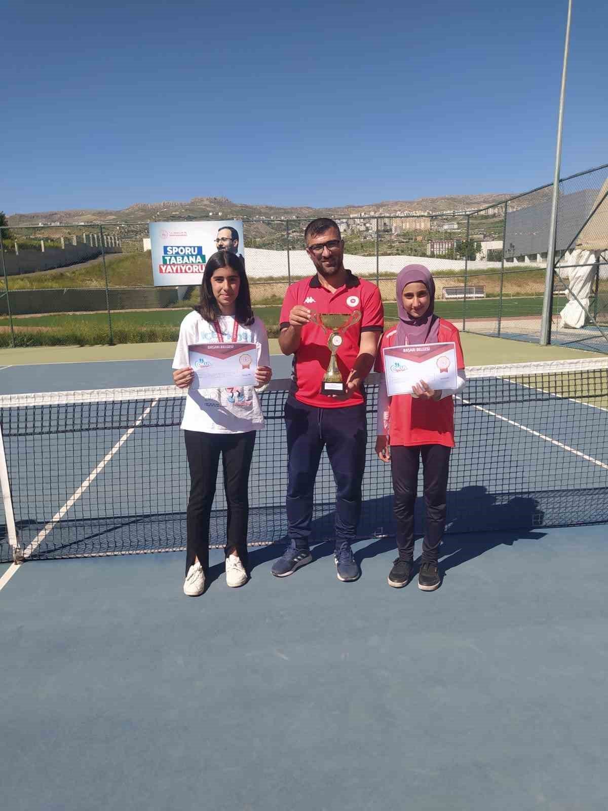 Küçük sporculardan teniste büyük başarı