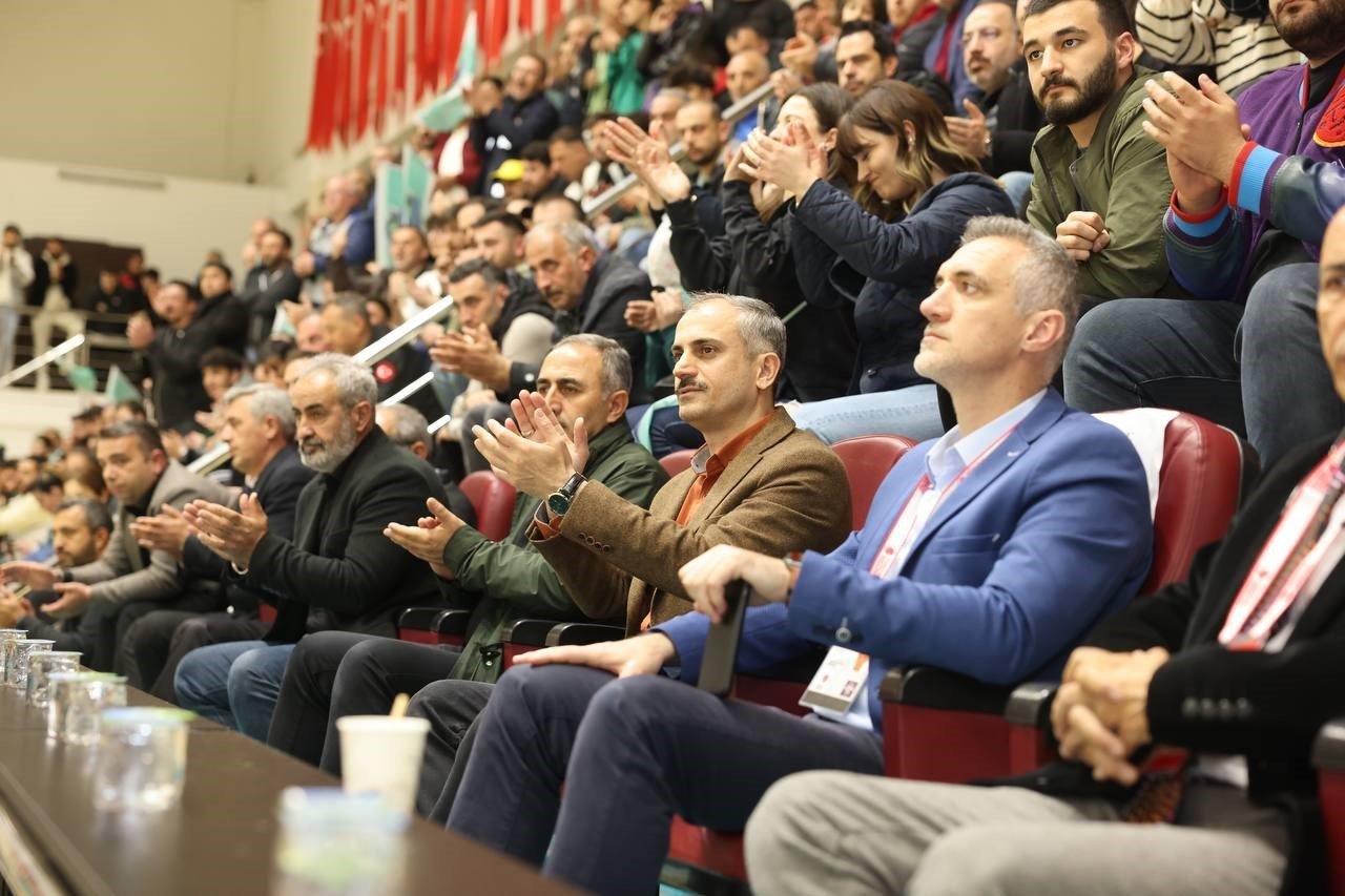Nefes kesen karşılaşmada Çayırova Belediyesi Basketbol Takımı yarı finale yükseldi