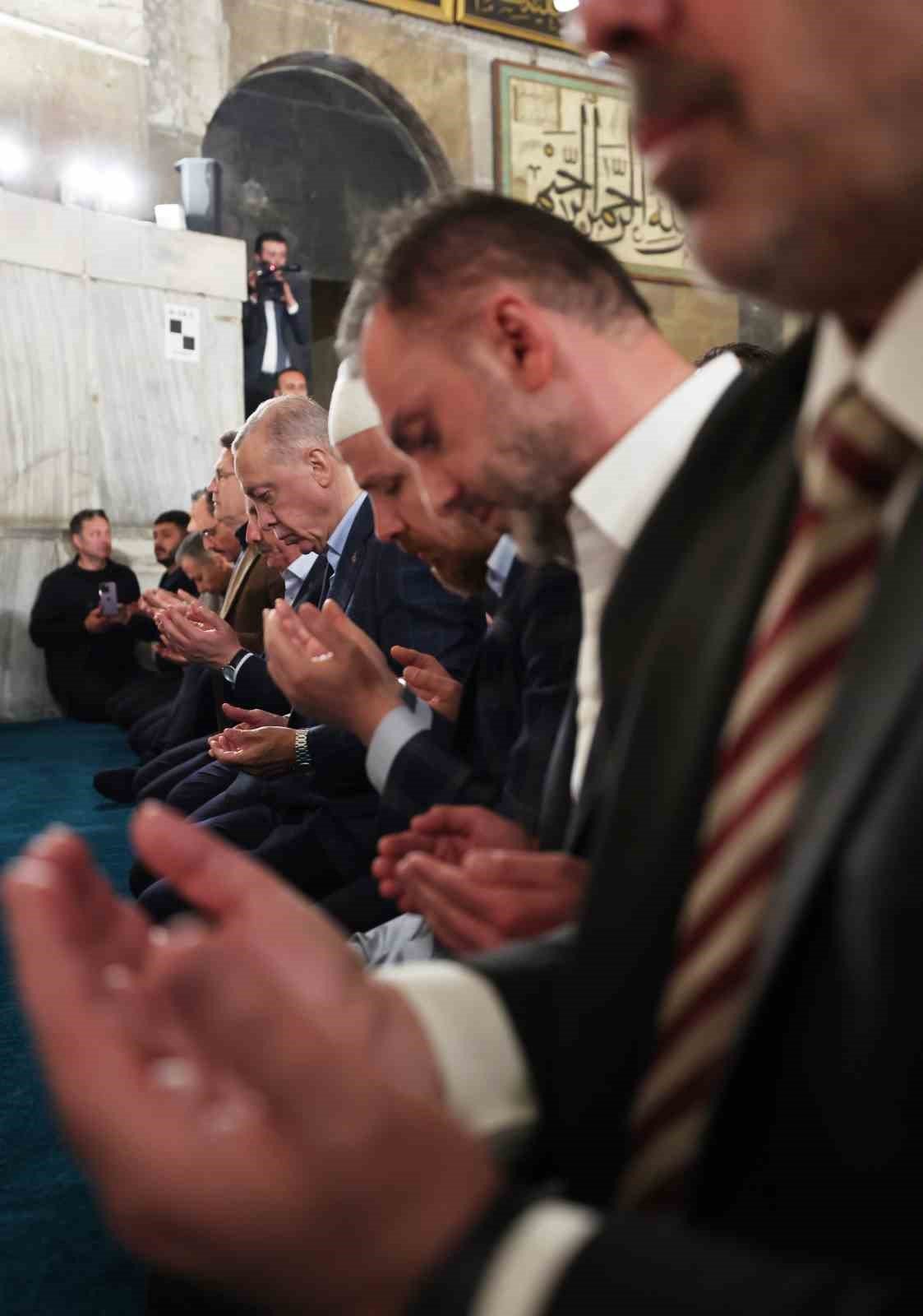 Cumhurbaşkanı Erdoğan yatsı namazını Ayasofya Camii’nde kıldı
