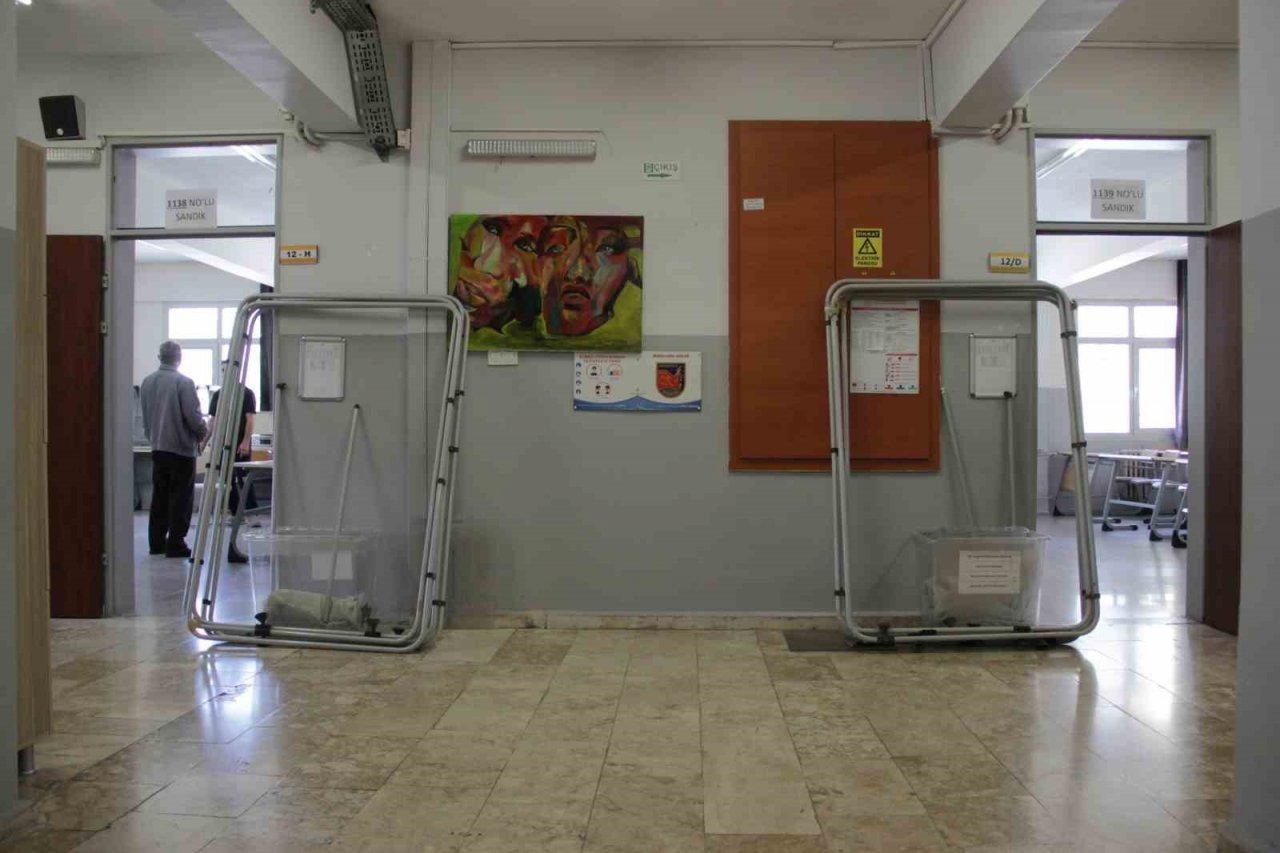 İzmir’de seçim sandıkları kuruluyor