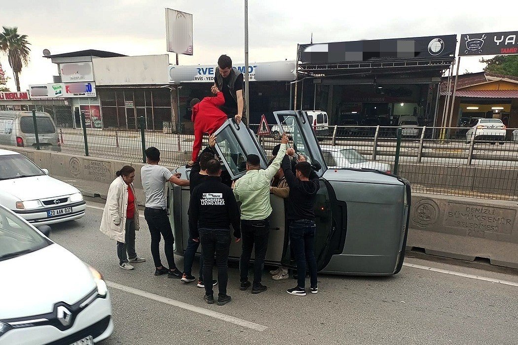 Yan yatan otomobildeki gençleri vatandaşlar kurtardı