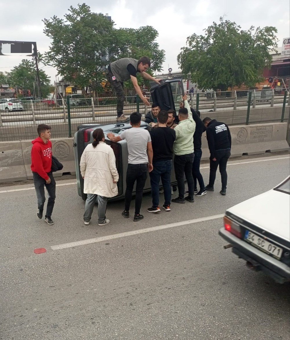 Yan yatan otomobildeki gençleri vatandaşlar kurtardı