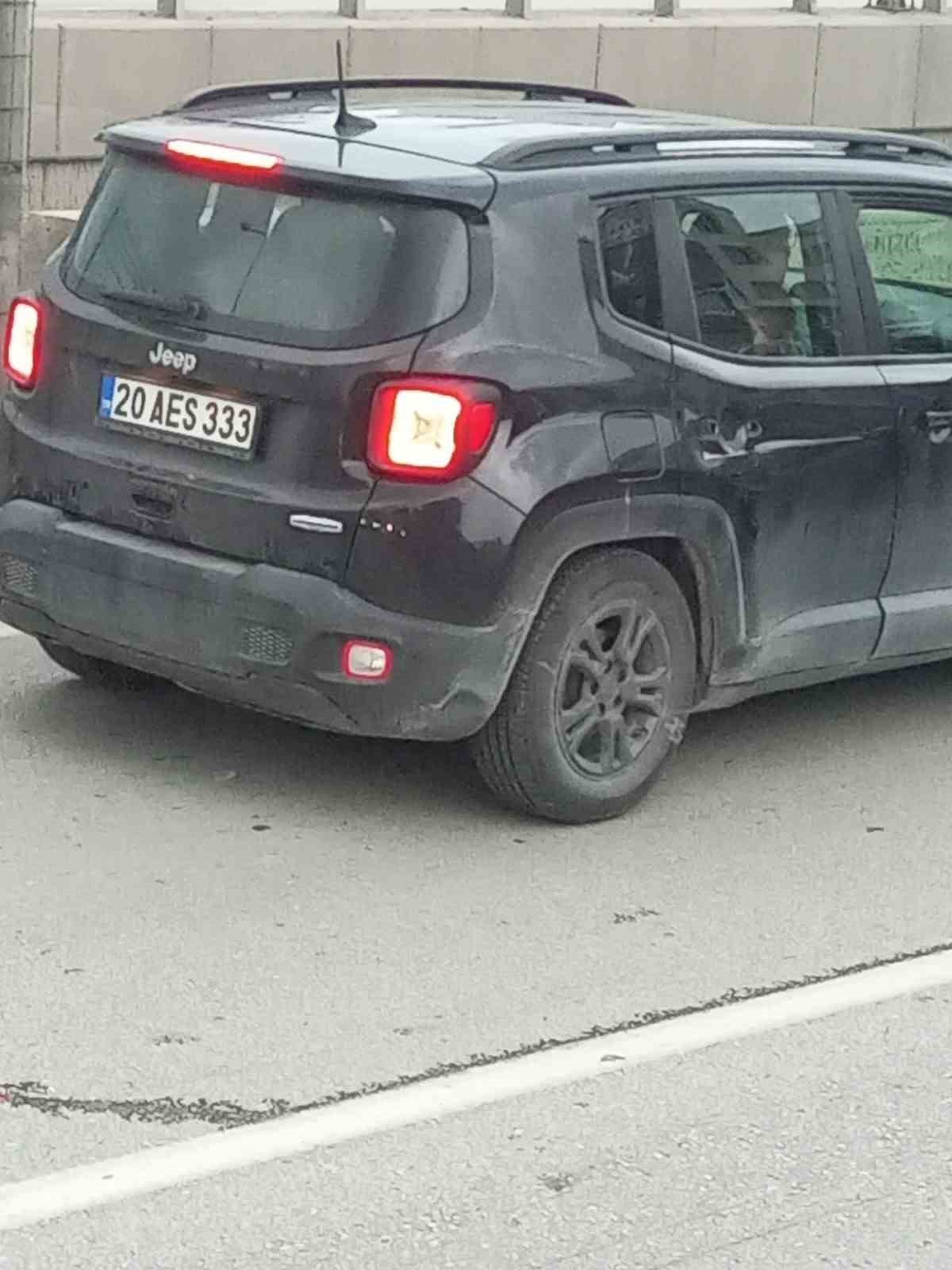 Yan yatan otomobildeki gençleri vatandaşlar kurtardı